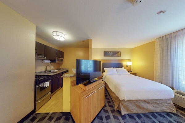 Roupas de cama premium, camas com colchões pillow-top, cortinas blackout