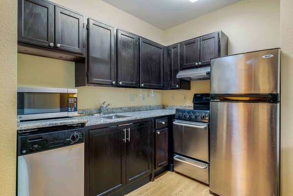 Deluxe Studio, 1 Queen Bed, Non Smoking, Refrigerator & Microwave | 1 bedroom, desk, laptop workspace, blackout drapes