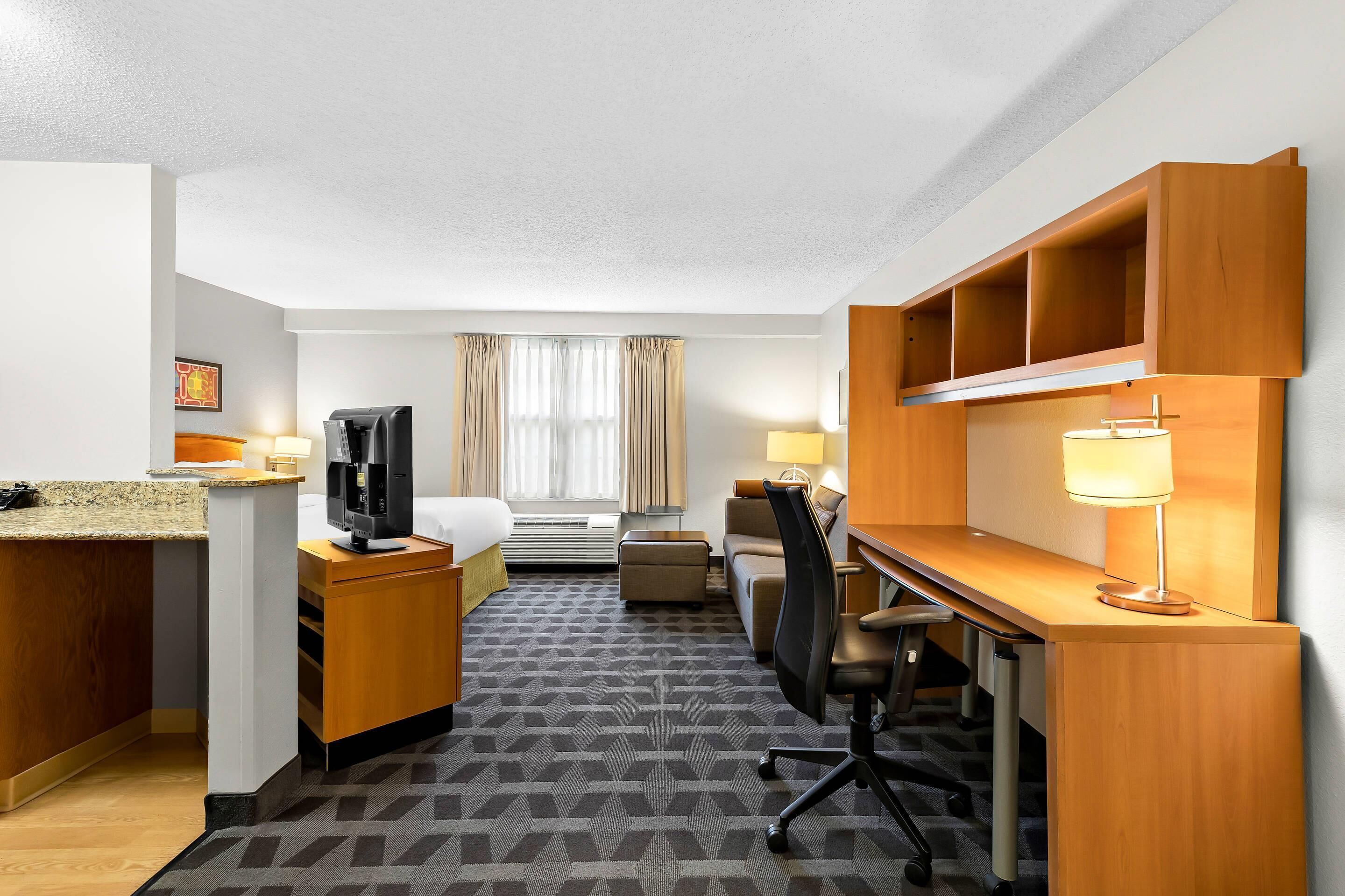 Phòng Suite, 1 giường cỡ queen, không hút thuốc | Bàn, bàn ủi/dụng cụ ủi quần áo, nôi (giường cho trẻ sơ sinh) miễn phí 