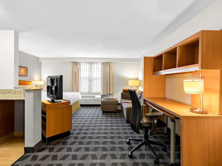 Suíte, 1 cama Queen, para não fumantes | Escrivaninha, ferros/tábuas de passar roupa, berços grátis