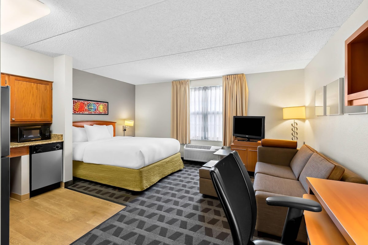 スイート クイーンベッド 1 台 バリアフリー 禁煙 | デスク、アイロン / アイロン台、ベビーベッド (無料)、WiFi (無料)