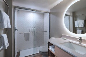 Combined shower/tub, free toiletries, hair dryer, towels