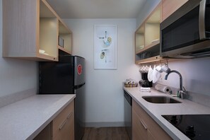 เครื่องนอนระดับพรีเมียม, ตู้นิรภัยในห้องพัก, โต๊ะทำงาน