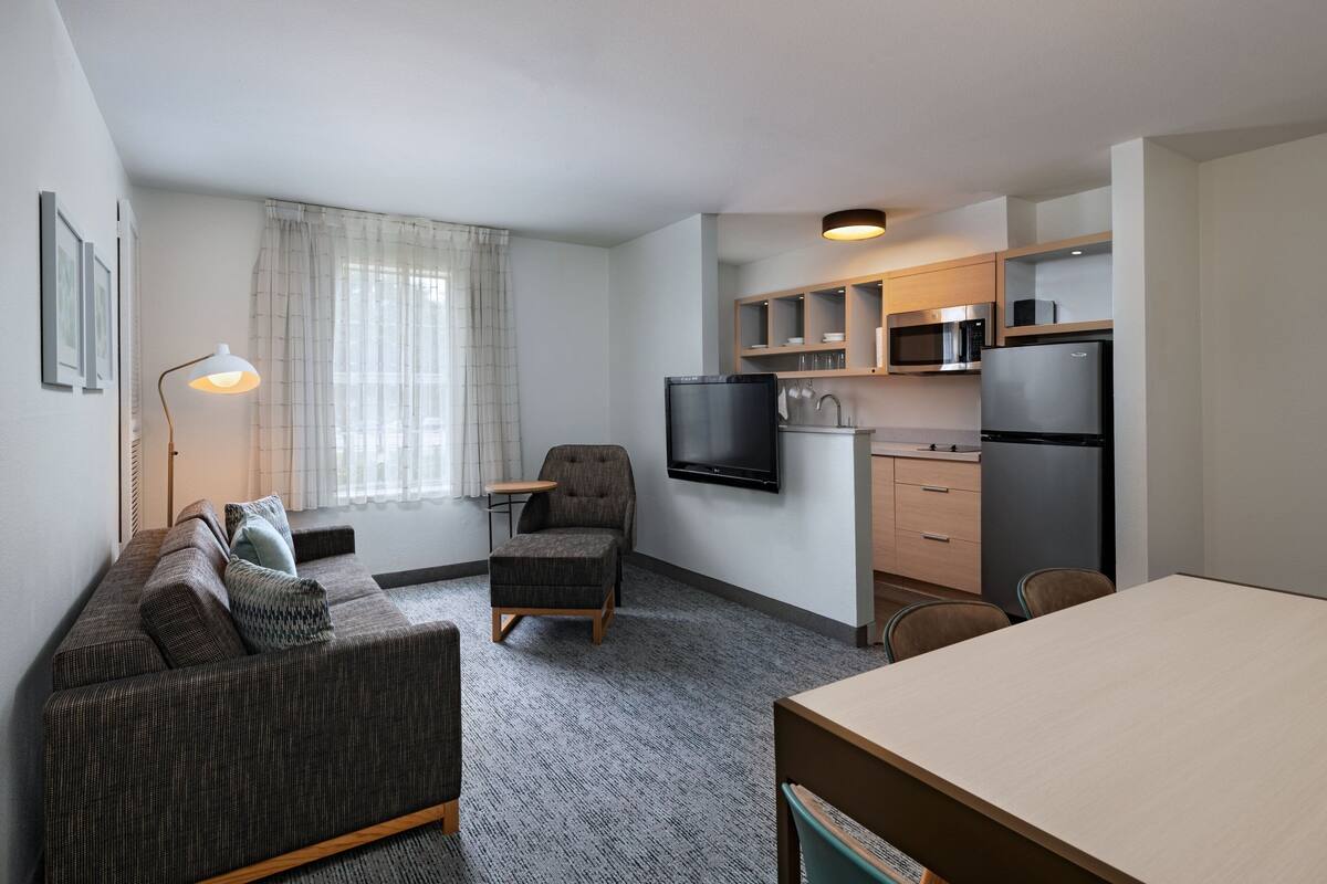 suite, 2 bedrooms, corner | living area | 32-inch lcd tv with cable channels, tv