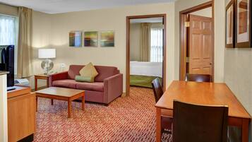 Suite, 2 chambres | Literie de qualité supérieure, coffres-forts dans les chambres, bureau