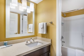 Suite, 2 queensize bedden, niet-roken | Badkamer | Een bad/douchecombinatie, designer toiletartikelen, een haardroger