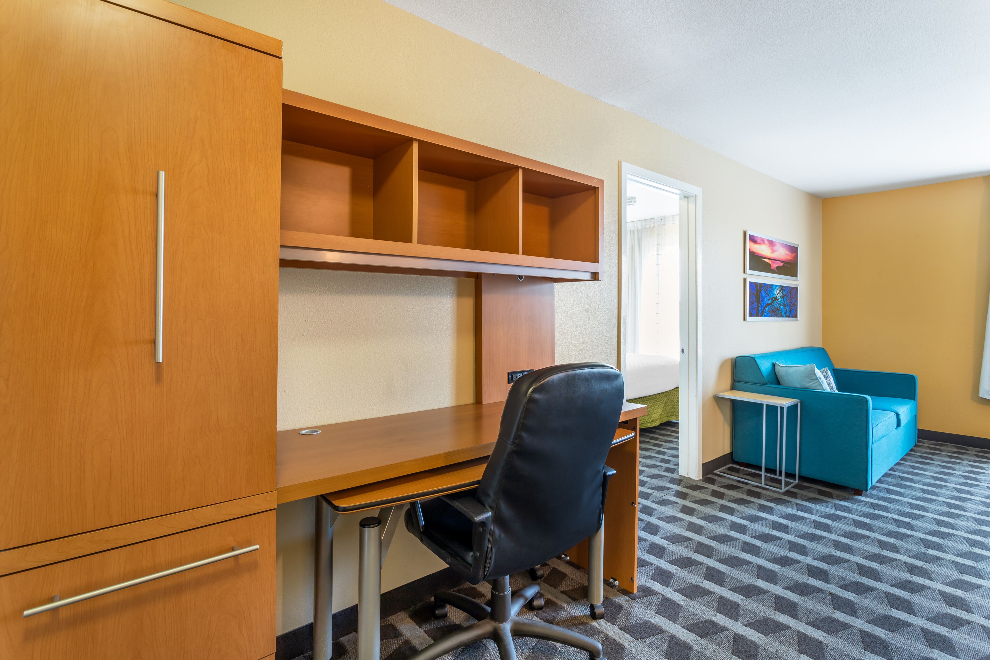 suite, 1 queen bed, non smoking | living area | 27-inch flat-screen tv with digital channels, tv