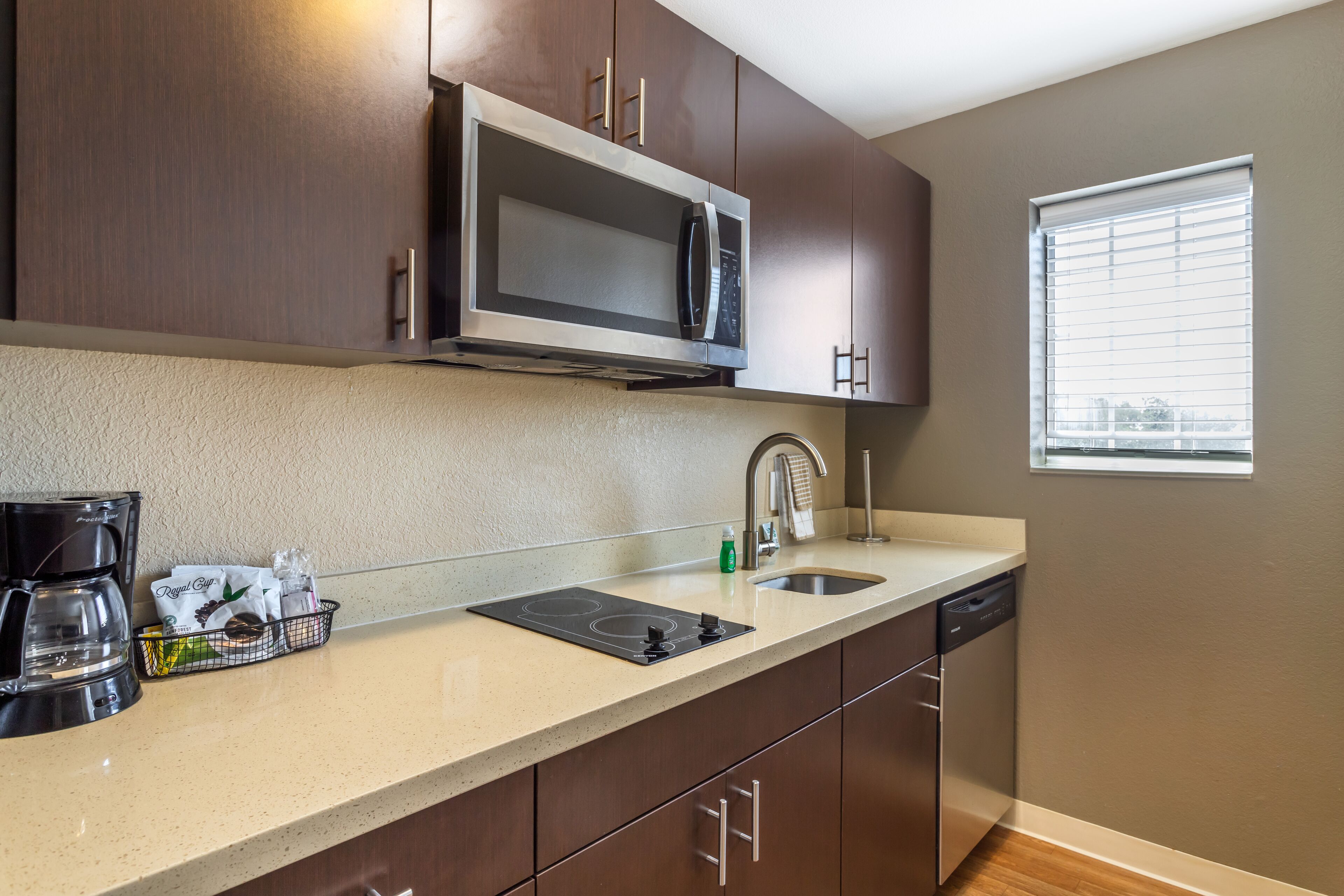 room, 1 queen bed, non smoking | private kitchen | full-sized fridge, microwave, stovetop, dishwasher