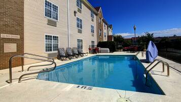 Kolam renang outdoor musiman