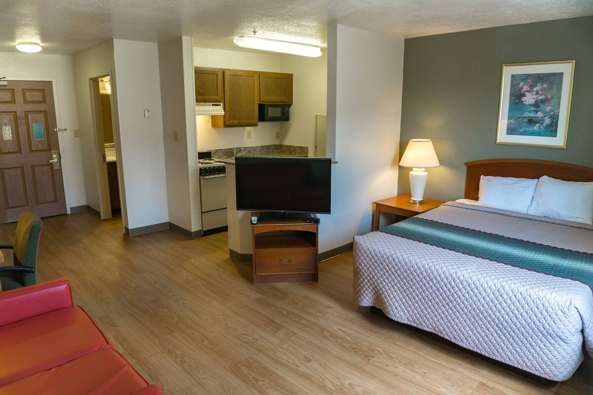 Desk, WiFi (free), bed sheets