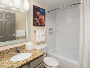 Suihkun ja ammeen yhdistelmä, ilmaiset hygieniatuotteet, hiustenkuivaaja