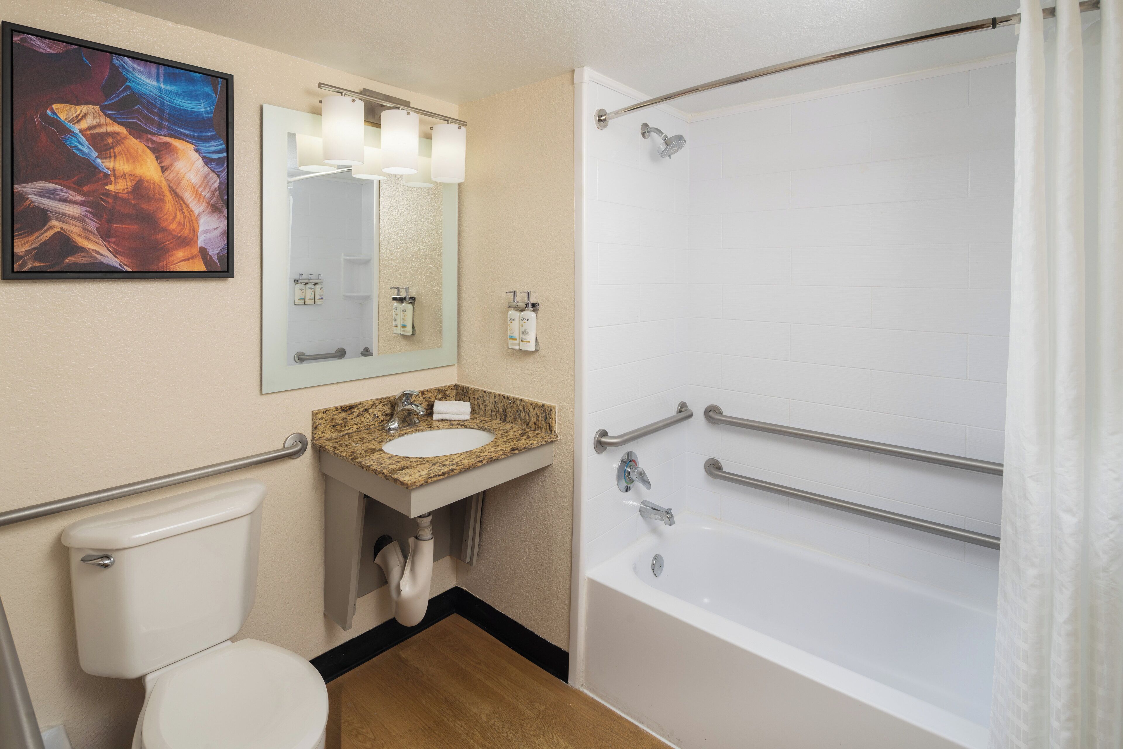 Suite, 1 habitación, acceso para personas con movilidad reducida (Communications, Accessible Tub) | Baño | Tina con regadera, amenidades de baño gratuitas, secadora de cabello 