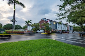 Exterior - Candlewood Suites Miami Lakes by IHG (Miami Lakes)