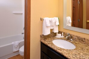 Tina con regadera, amenidades de baño gratuitas, secadora de cabello 