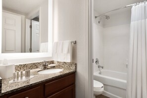 Combined shower/tub, free toiletries, hair dryer, towels - Towneplace Suites by Marriott Boca Raton (Boca Raton)