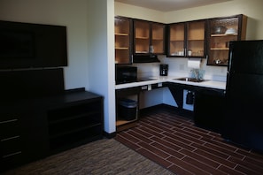 Suite Studio, 1 grand lit, baignoire accessible aux personnes à mobilité réduite (Communications) | Coin cuisine privé | Grand réfrigérateur, micro-ondes, plaque de cuisson, lave-vaisselle