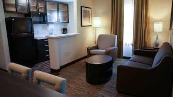 Refrigerador con congelador, microondas y parrilla de estufa