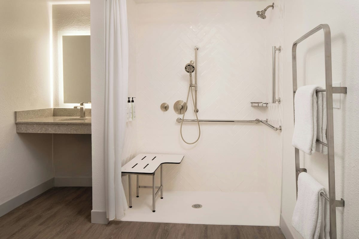 Suite, 2 chambres (Mobility Accessible, Roll-In Shower) | Salle de bain | Articles de toilette gratuits, sĂšche-cheveux, serviettes fournies