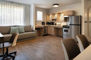 Suite, 2 habitaciones, para no fumadores | Cocina privada | Refrigerador, microondas, horno y parrilla de estufa 