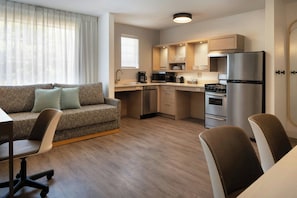 Suite, 2 habitaciones, para no fumadores | Cocina privada | Refrigerador, microondas, horno y parrilla de estufa