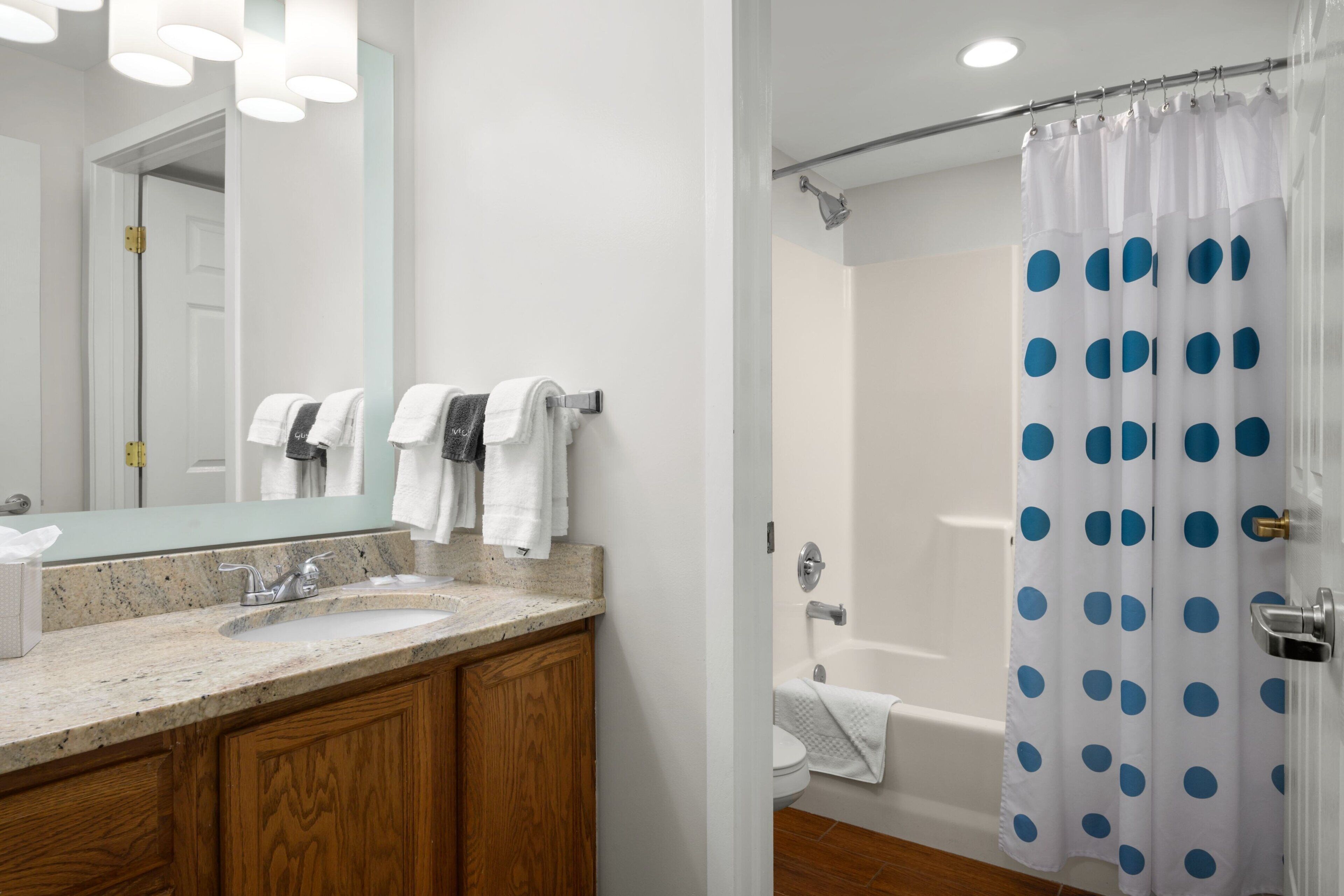 suite, 2 bedrooms | bathroom | combined shower/bathtub, free toiletries, hair dryer, towels