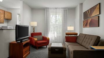 Suite, 2 soverom | Oppholdsområde | En 40-tommers Flatskjerm-TV med digitale kanaler samt TV og Netflix