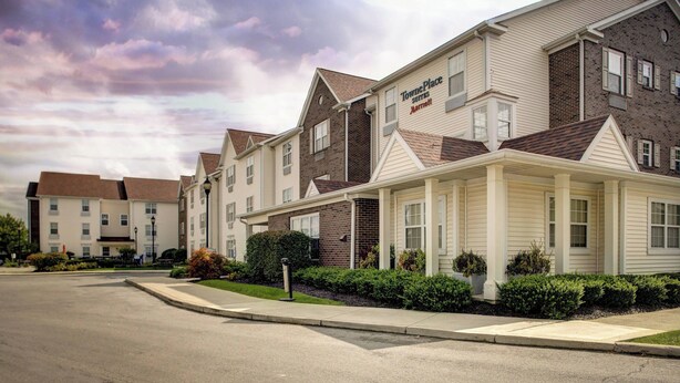 A row of townhouses with a sign indicating they are part of the TownePlace Suites by Marriott. - Towneplace Suites By Marriott Findlay (Findlay)
