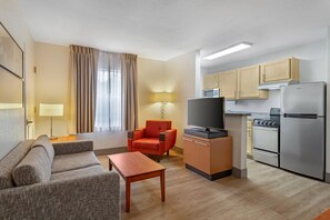 Standaard kamer, 2 queensize bedden, niet-roken | Een bureau, een laptopwerkplek, een strijkplank/strijkijzer, gratis wifi