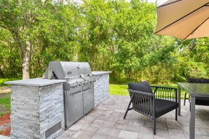 Een buitenzwembad, parasols voor strand/zwembad