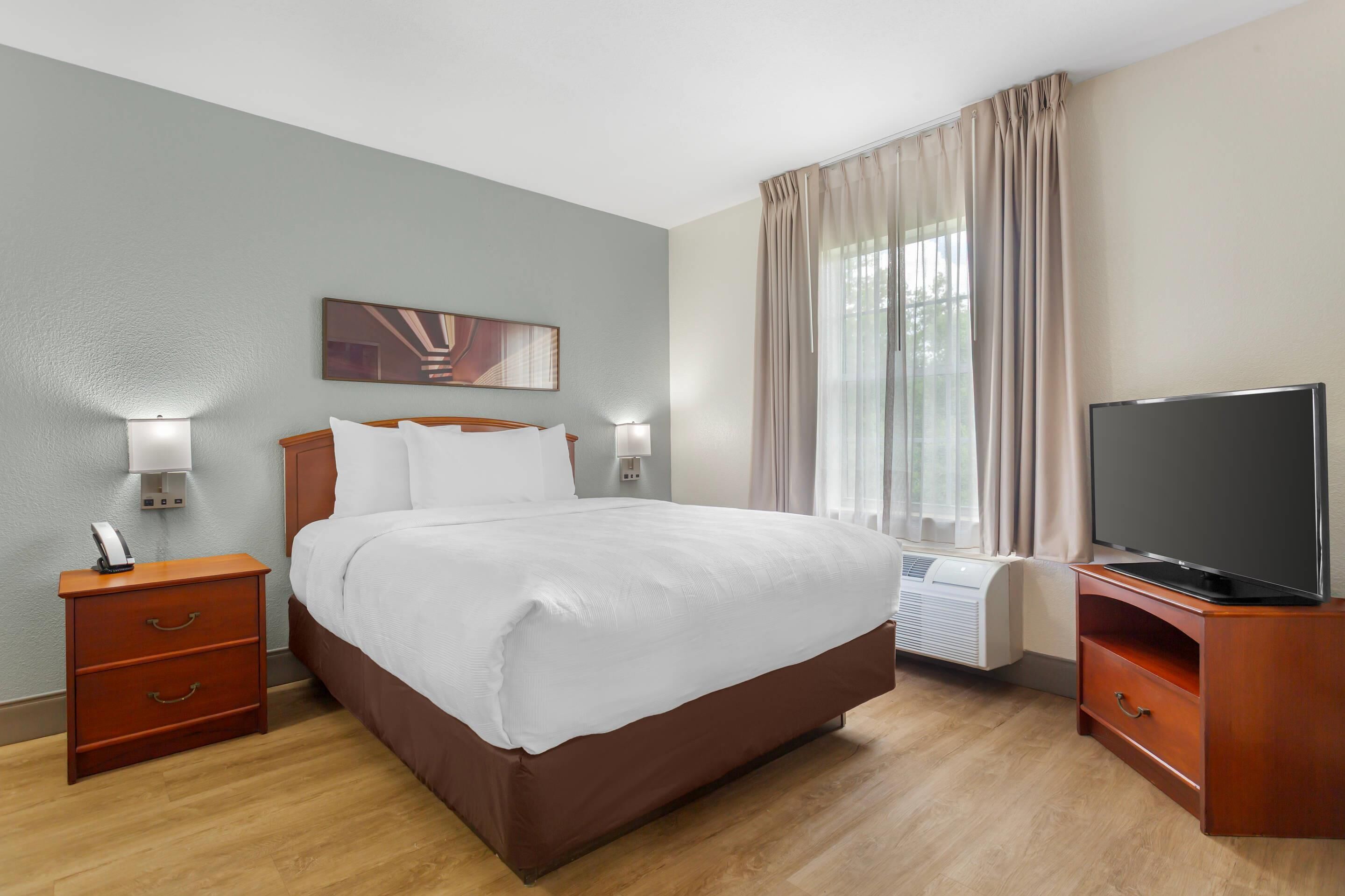 Desk, laptop workspace, iron/ironing board, free WiFi