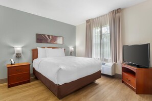 Een bureau, een laptopwerkplek, een strijkplank/strijkijzer, gratis wifi