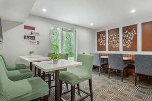 Free buffet breakfast - MainStay Suites Tampa Moffitt-USF (Tampa)