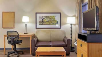 Escritorio, tabla de planchar con plancha, wifi gratis y ropa de cama