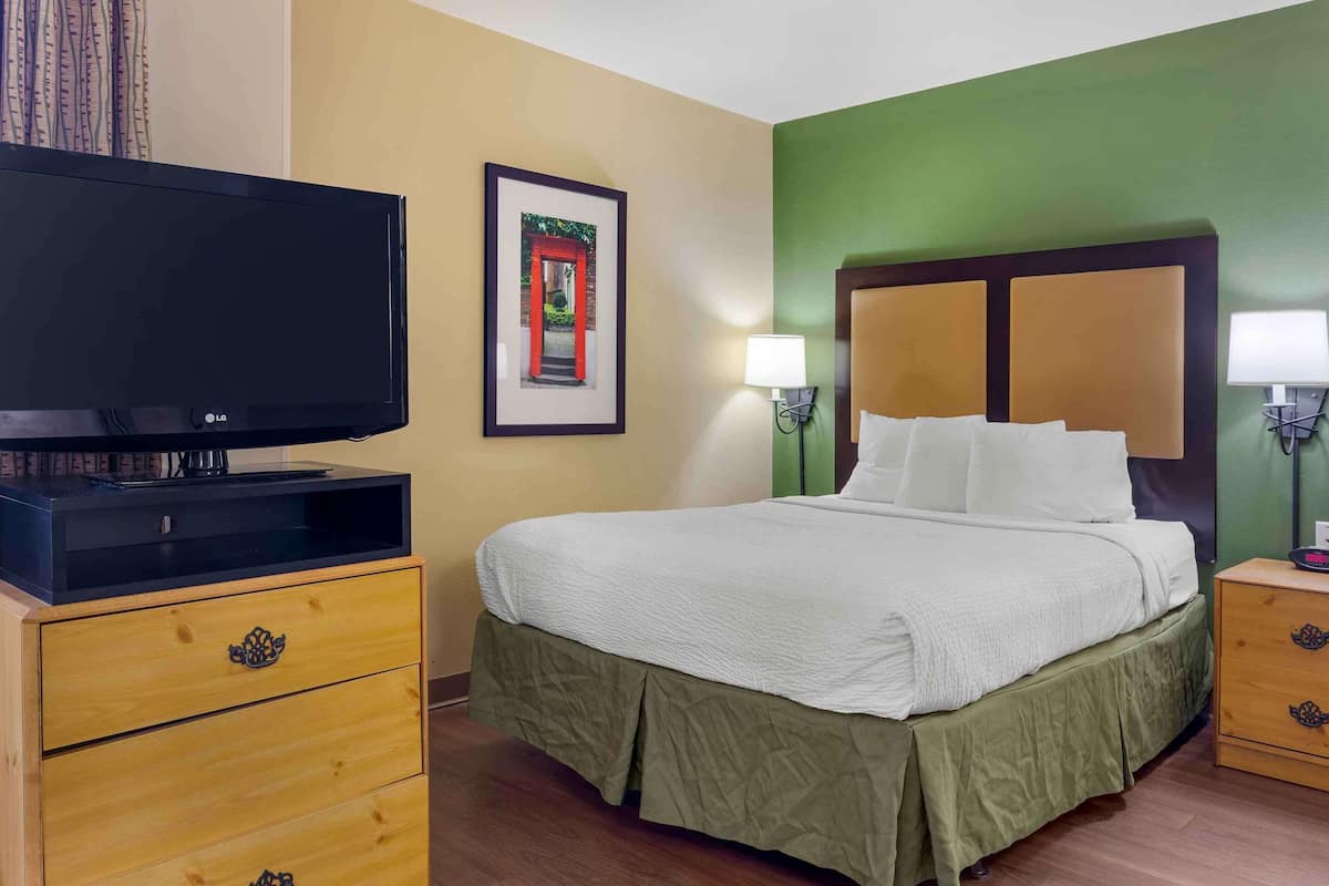 Deluxe Studio, 1 Queen Bed with Sofa bed, Non Smoking | Desk, iron/ironing board, free WiFi, bed sheets