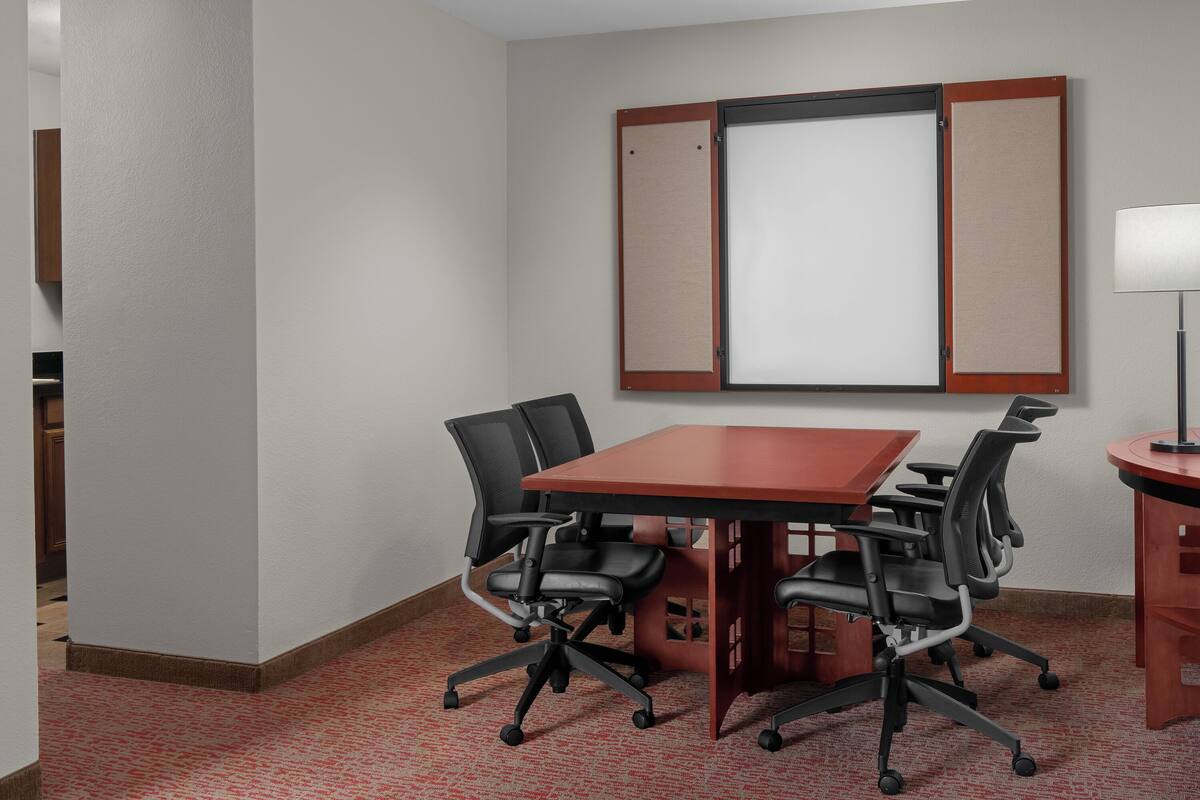 Boardroom Suite | บริเวณนั่งเล่น | ทีวีจอแอลซีดี, เครื่องเล่นดีวีดี