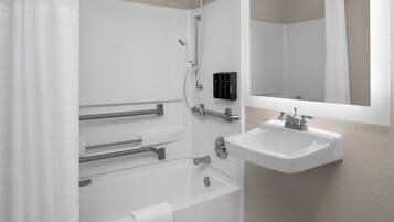 Un baño moderno con bañera, lavabo y ducha.