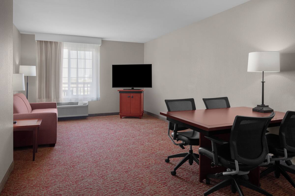 Grand Suite | บริเวณนั่งเล่น | ทีวีจอแอลซีดี, เครื่องเล่นดีวีดี