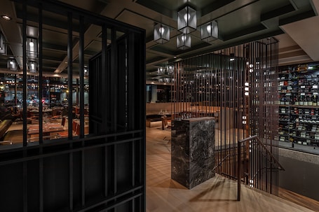 Se sirven desayunos, almuerzos y cenas; cocina francesa