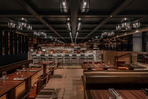 Déjeuner, dîner et souper servis sur place; cuisine française 