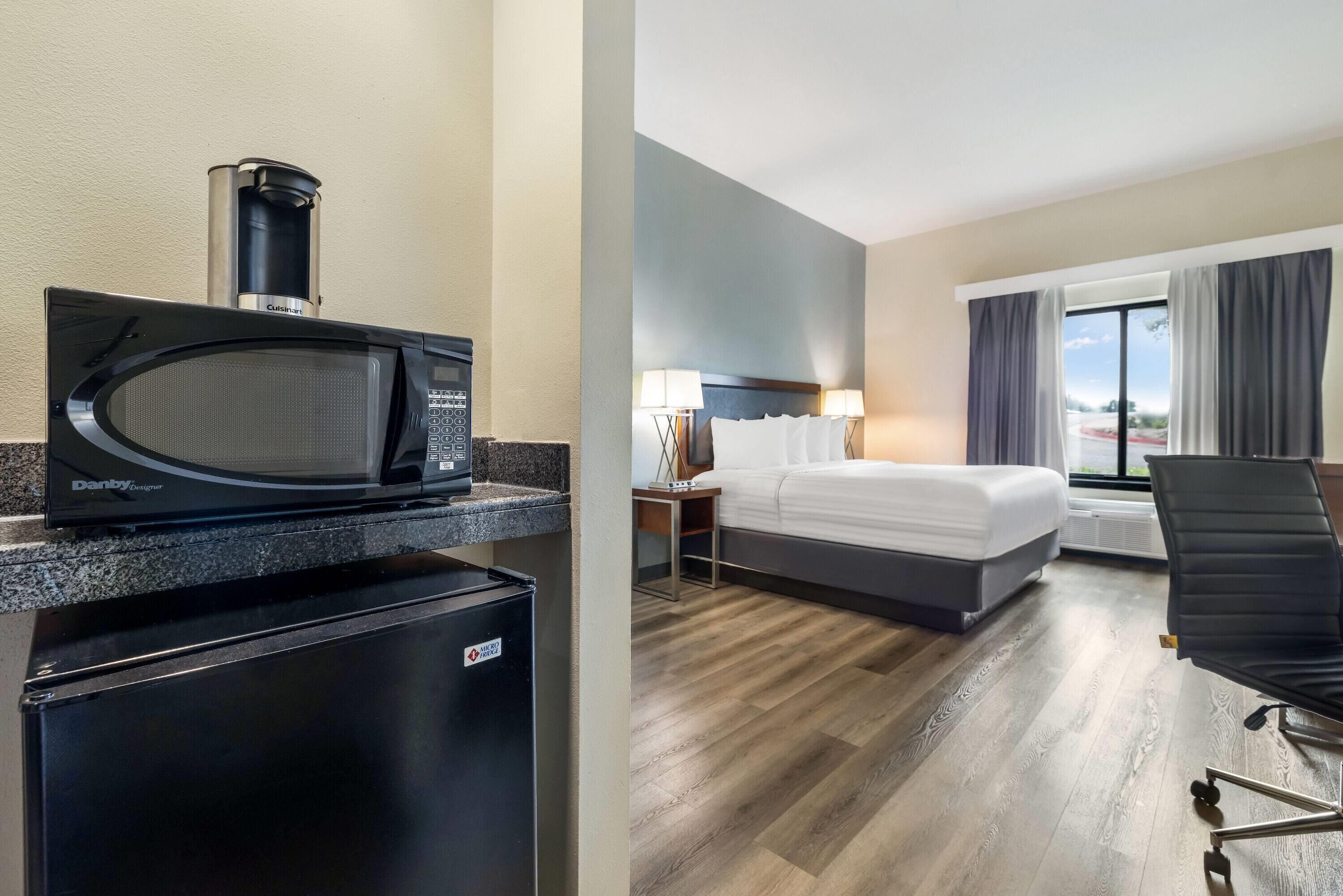 Room, 1 King Bed, Non Smoking (Mobility,Hearing,Bathtub w/ Grab Bars) | Desk, laptop workspace, blackout drapes, iron/ironing board