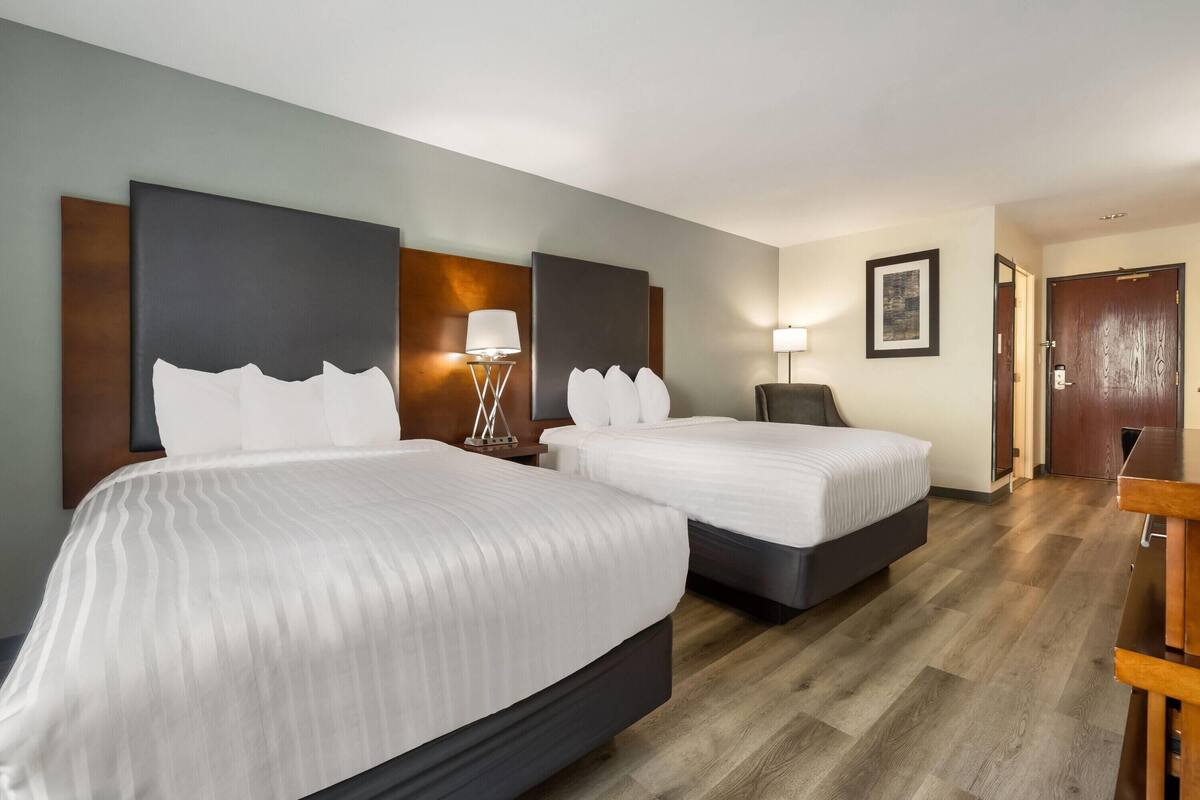 Dubbelrum - 2 dubbelsängar | Skrivbord, arbetsyta för laptop och mörkläggningsgardiner