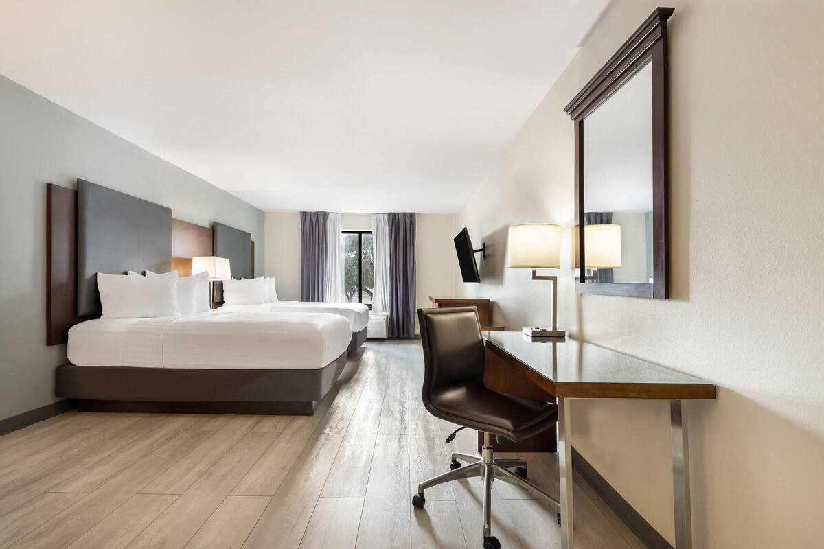 Rum - 2 dubbelsängar - icke-rökare (Mobility,Hearing,Tub w/ Grab Bars) | Skrivbord, arbetsyta för laptop och mörkläggningsgardiner