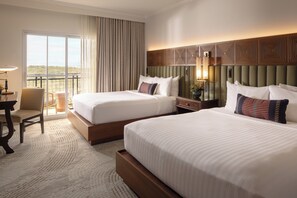 ห้องดีลักซ์, เตียงควีนไซส์ 2 เตียง, วิวเมือง (Hill Country or City View) | 1 ห้องนอน, เครื่องนอนป้องกันสารก่อภูมิแพ้, ตู้นิรภัยในห้องพัก, โต๊ะทำงาน