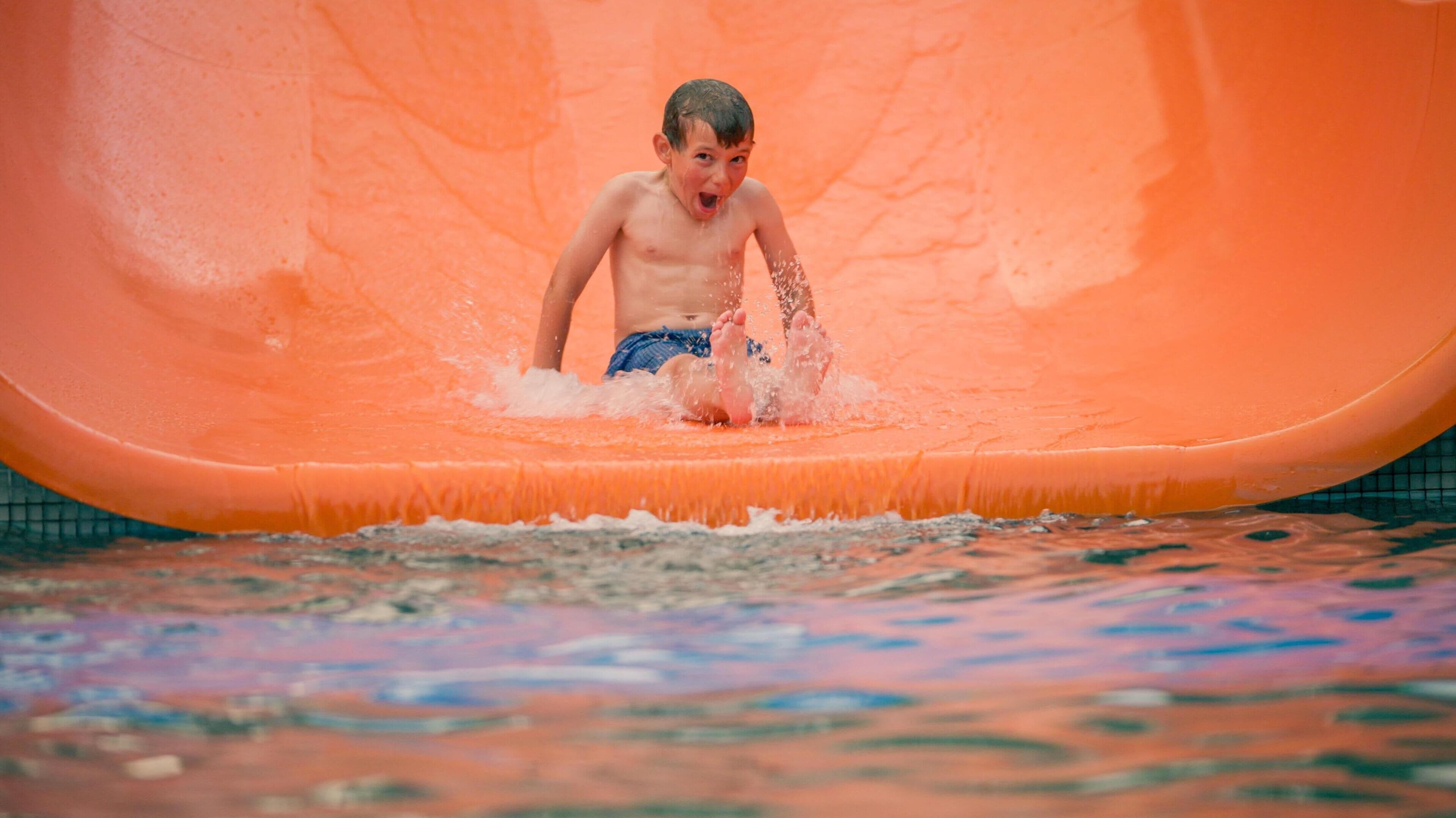 5 個室外泳池、暖水池；07:00 至 00:00 開放；小屋 (收費)、泳池傘