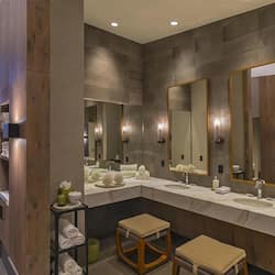 Salas de tratamiento para parejas, sauna y tina de hidromasaje