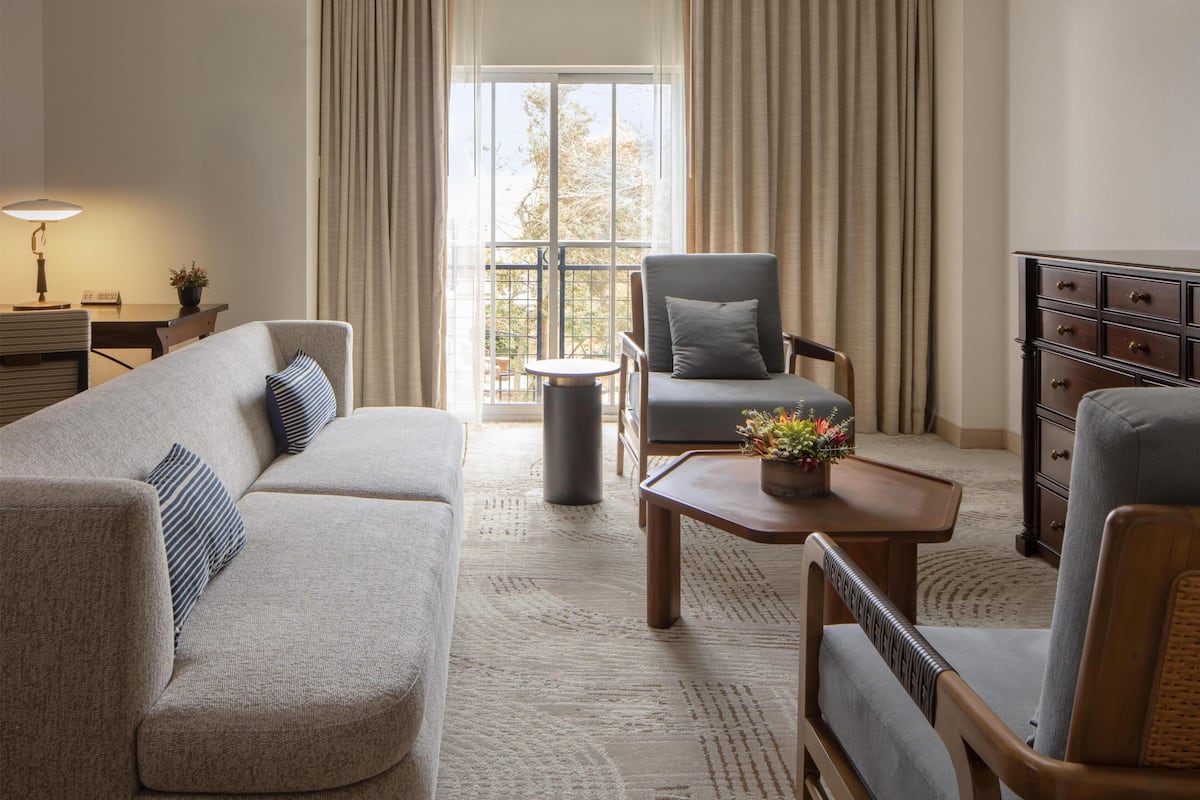 42-tums platt-tv med satellitkanaler