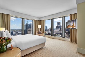 Minibar, in-room safe, desk, laptop workspace - The Fullerton Hotel Sydney (Sydney)