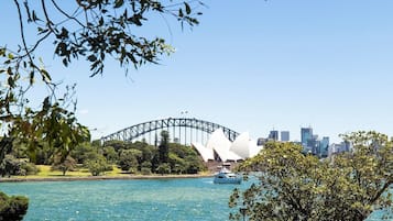 Un parque con vistas a la Ópera de Sydney y al Puente de la Bahía.