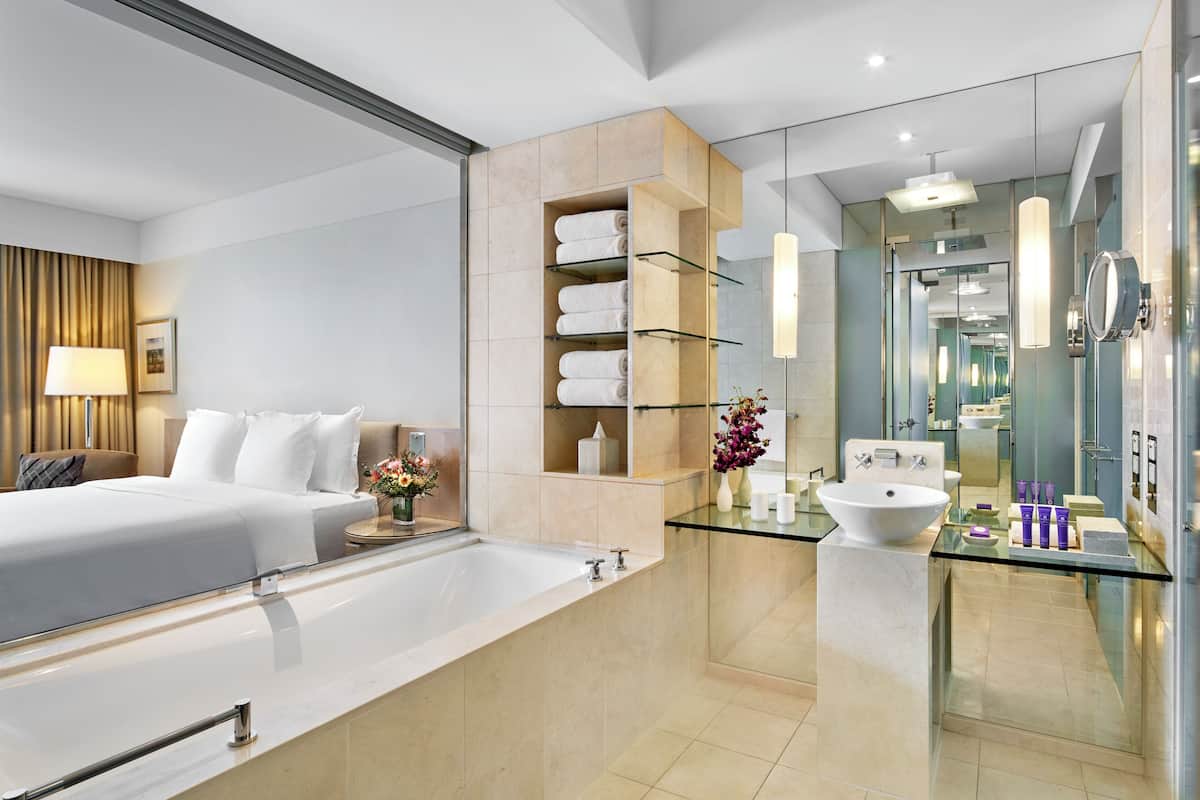 Separate bathtub and shower, deep-soaking bathtub, free toiletries