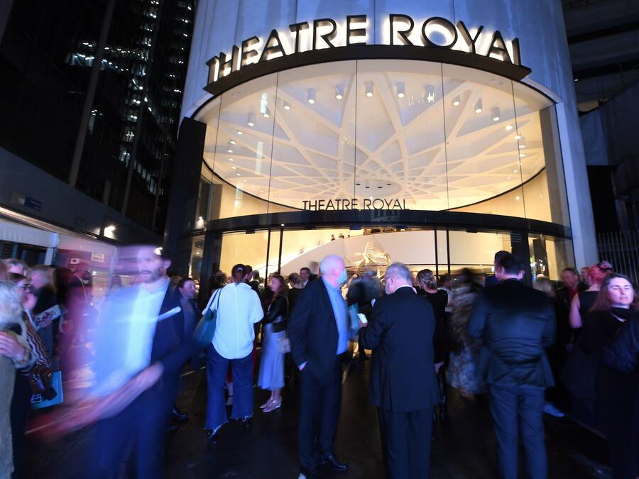 Un bâtiment sur lequel on peut lire l’inscription « THÉÂTRE ROYAL » au-dessus de l’entrée.